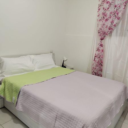 Lovely Appartment Near Como Casnate con Bernate Kültér fotó